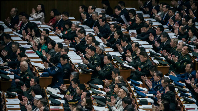 Les délégués applaudissent lors de la troisième session plénière du Congrès national du peuple au Grand Hall du peuple à Pekin, le 12 mars 2019. (Kevin Frayer/Getty Images)