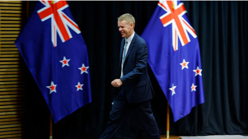 Le Premier ministre néo-zélandais Chris Hipkins quitte le Parlement après une conférence de presse post-cabinet, le 25 janvier 2023 à Wellington, Nouvelle-Zélande. Chris Hipkins a prêté serment aujourd'hui en tant que nouveau Premier ministre de Nouvelle-Zélande, suite à la démission du précédent Premier ministre, Jacinda Ardern (Hagen Hopkins/Getty Images).