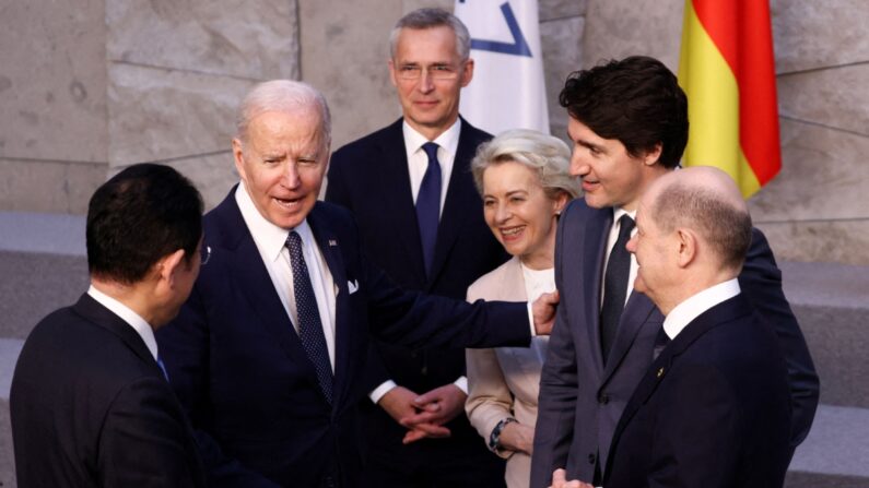 Le Premier ministre japonais Fumio Kishida (à gauche), le président américain Joe Biden (à droite) et le chancelier allemand Olaf Scholz (à droite) à côté du secrétaire général de l'OTAN Jens Stoltenberg (à gauche), de la présidente de la Commission européenne Ursula von der Leyen (à droite) et du Premier ministre canadien Justin Trudeau (à droite) lors du sommet de l'OTAN à Bruxelles, le 24 mars 2022. (Henry Nicholls/Pool/AFP via Getty Images)