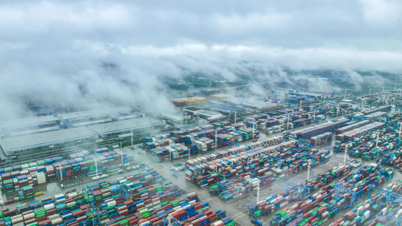 Des conteneurs d'expédition s'empilent dans le port de Zhoushan à Ningbo, dans la province chinoise du Zhejiang, le 19 avril 2023. (STR/AFP via Getty Images)