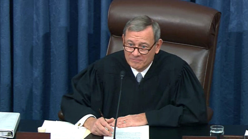 Le président de la Cour suprême, John Roberts, s'exprime lors d'une procédure de destitution dans la salle du Sénat au Capitole des États-Unis, à Washington, le 30 janvier 2020. (Télévision du Sénat via Getty Images)