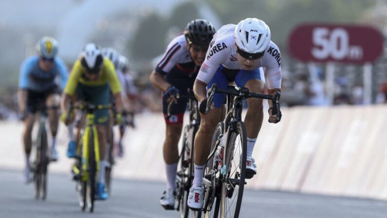 La Sud-Coréenne Na Ahreum sprinte pour franchir la ligne d'arrivée en 38e position lors de la course cycliste féminine sur route des Jeux olympiques de Tokyo 2020 au Fuji International Speedway à Oyama, au Japon, le 25 juillet 2021. (Michael Steele/AFP via Getty Images)