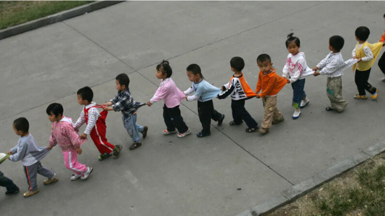 Des enfants de maternelle marchent dans la province de Shandong, en Chine, le 21 mai 2007. (China Photos/Getty Images)