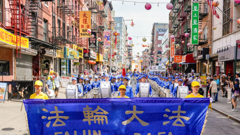 Des pratiquants de Falun Gong participent à un défilé pour commémorer le 24e anniversaire de la persécution de cette discipline spirituelle en Chine, dans le quartier chinois de New York, le 15 juillet 2023. (Samira Bouaou/Epoch Times)