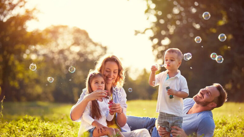 Image non datée d'une famille jouant dans un parc. (Lucky Business/Shutterstock)