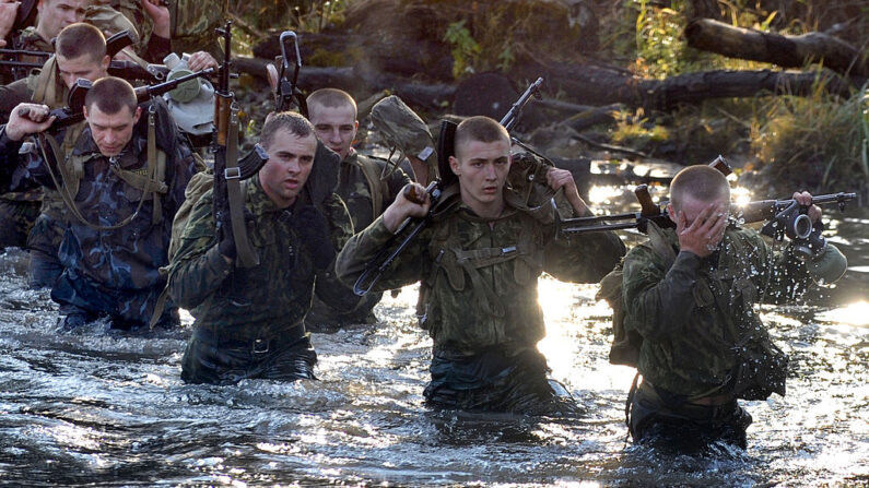 Des soldats biélorusses traversent une rivière. Illustration. (Photo VIKTOR DRACHEV/AFP via Getty Images)