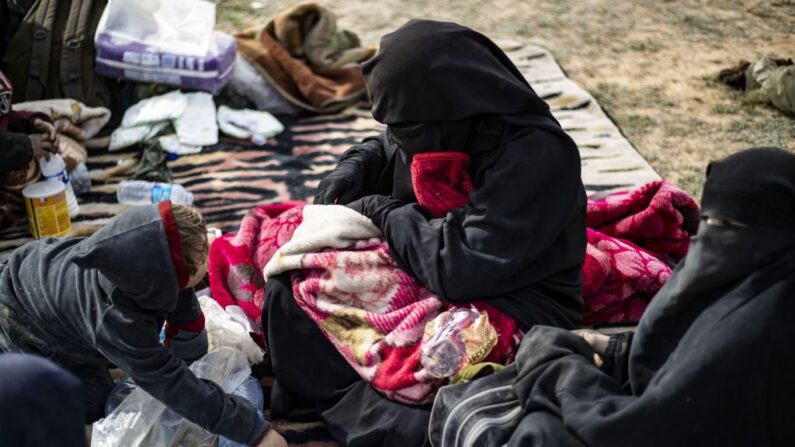 Dorothée Maquère, épouse du djihadiste français Jean-Michel Clain, est assise avec quatre de ses cinq enfants dans une zone de contrôle dans la province syrienne orientale de Deir Ezzor, le 5 mars 2019. (Photo DELIL SOULEIMAN/AFP via Getty Images)