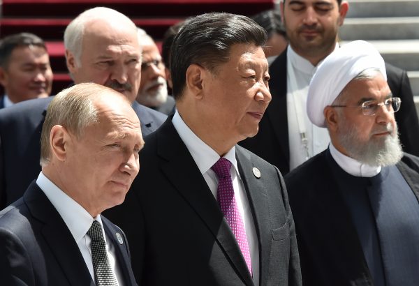 Le président russe Vladimir Poutine (à g.), le dirigeant chinois Xi Jinping (au c.) et le président iranien d’alors Hassan Rohani (à dr.) assistent à la réunion du Conseil des chefs d'État de l'Organisation de coopération de Shanghai à Bichkek, au Kirghizistan, le 14 juin 2019. (Vyacheslav Oseledko/AFP/Getty Images)