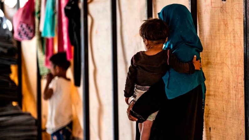 Sara al-Abdullah, une bénévole qui s'occupe de 24 enfants orphelins qui seraient liés à des combattants étrangers du groupe djihadiste État islamique (EI), le 26 septembre 2019. (Photo DELIL SOULEIMAN/AFP via Getty Images)