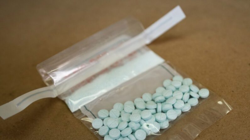 Des comprimés supposés contenir du fentanyl sont exposés au laboratoire régional du nord-est de la Drug Enforcement Administration à New York, le 8 octobre 2019. (Don Emmert/AFP via Getty Images)