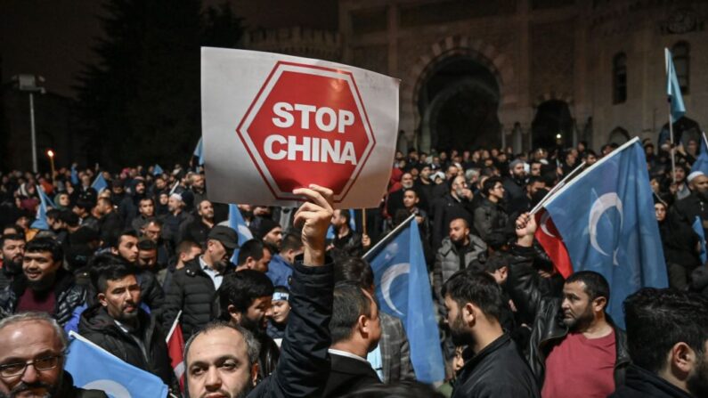 Manifestation en faveur de la minorité musulmane ouïghoure de Chine persécutée par le régime communiste chinois, à Istanbul le 20 décembre 2019. (Photo by OZAN KOSE/AFP via Getty Images)