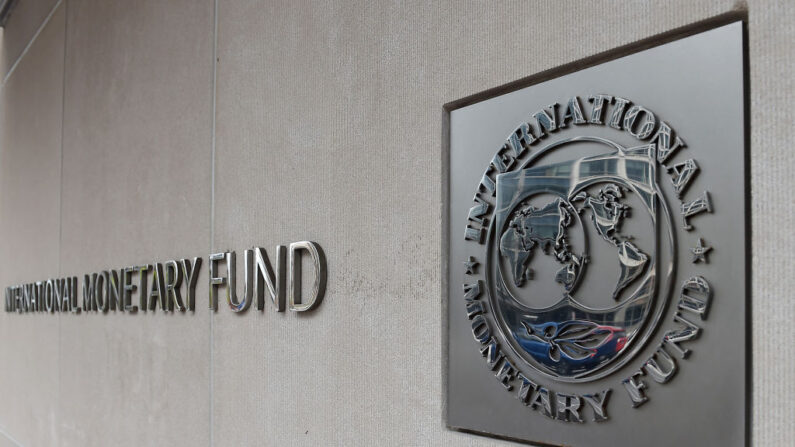 Une vue extérieure du bâtiment du Fonds monétaire international (FMI), avec le logo IMF, le 27 mars 2020 à Washington, DC. (OLIVIER DOULIERY/AFP via Getty Images)