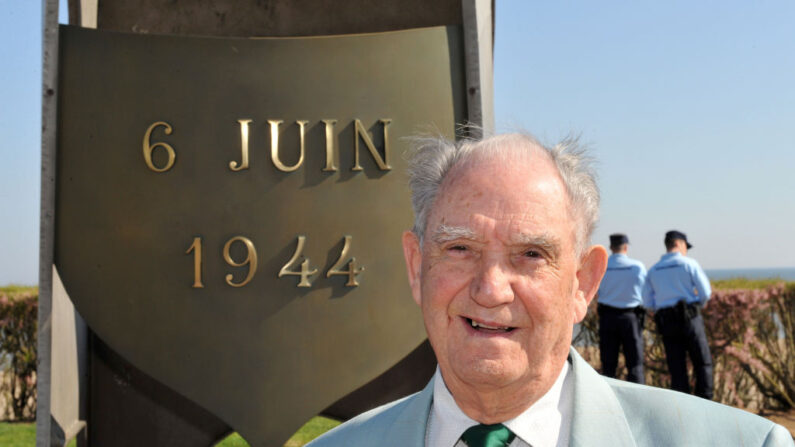 Léon Gautier était l'un des 21 survivants du commando Kieffer. Le 06 mai 2008, il pose à 85 ans à Ouistreham devant le monument en l'honneur du commando. (Photo MYCHELE DANIAU/AFP via Getty Images)