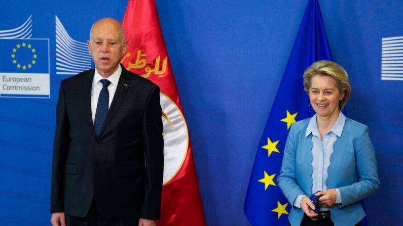 Le Président tunisien Kais Saied et la présidente de la Commission européenne Ursula von der Leyen au siège de la Commission européenne à Bruxelles, le 4 juin 2021. (Photo FRANCISCO SECO/POOL/AFP via Getty Images)