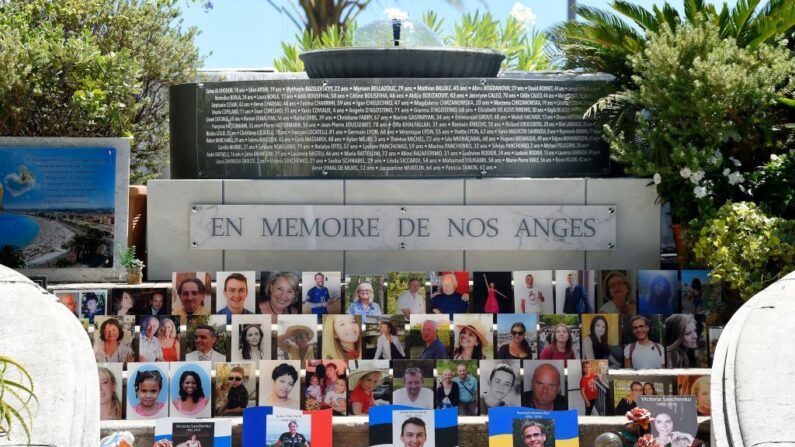 Le mémorial pour les victimes de l'attentat du 14 juillet installé dans les jardins de la villa Masséna à Nice. (Photo NICOLAS TUCAT/AFP via Getty Images)