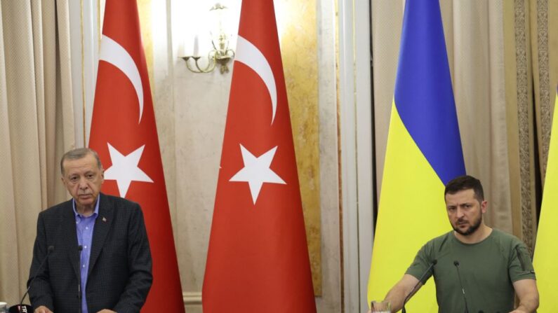 Le Président turc Recep Tayyip Erdogan et le Président ukrainien Volodymyr Zelensky en août 2022. (Photo DIMITAR DILKOFF/AFP via Getty Images)