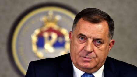 Bosnie: le dirigeant serbe promulgue une loi rejetant l’autorité du Haut-représentant