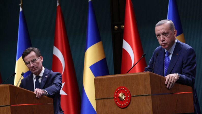 Le Premier ministre suédois Ulf Kristersson (à g.) et le Président turc Recep Tayyip Erdogan. (Photo ADEM ALTAN/AFP via Getty Images)