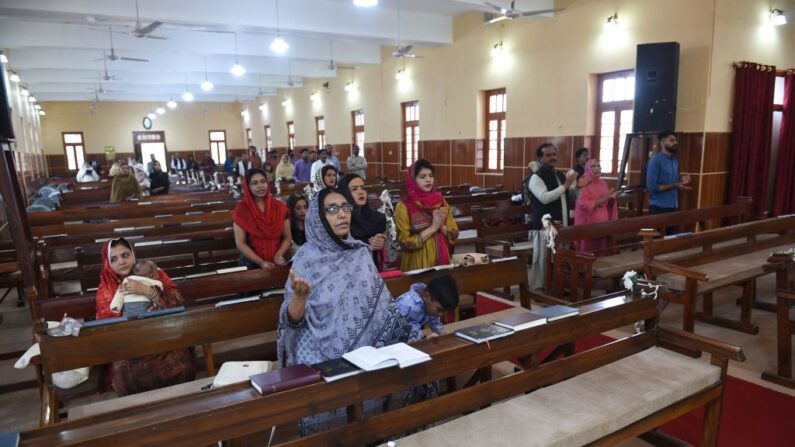 Des fidèles chrétiens prient le dimanche de Pâques à l'église méthodiste Bethel Memorial de Quetta, le 9 avril 2023. (Photo : BANARAS KHAN/AFP via Getty Images)