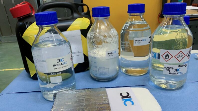 Échantillons de carburants synthétiques (e-fuels) à base d'hydrogène et de CO2. (Photo MATHIEU RABECHAULT/AFP via Getty Images)