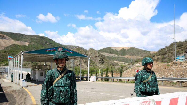 Poste de contrôle azerbaïdjanais récemment installé à l'entrée du corridor de Lachin, le seul lien terrestre de la région séparatiste du Haut-Karabakh. (Photo TOFIK BABAYEV/AFP via Getty Images)
