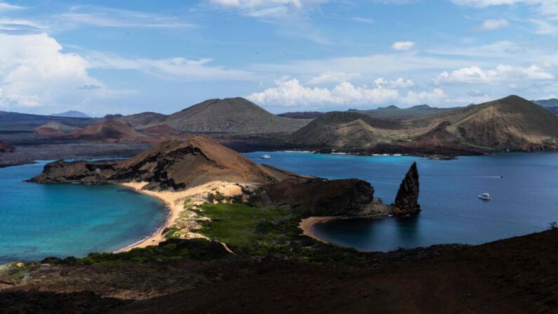 Vue aérienne de l'île de Bartolome qui fait partie des îles Galápagos, en Équateur, avril 2023. (Photo CARLOS ESPINOSA/AFP via Getty Images)