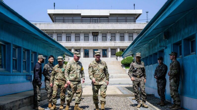 Des militaires sur la ligne de démarcation militaire séparant la Corée du Nord et la Corée du Sud, dans la zone de sécurité commune (JSA) de la zone démilitarisée (DMZ). Illustration. (Photo ANTHONY WALLACE/AFP via Getty Images)
