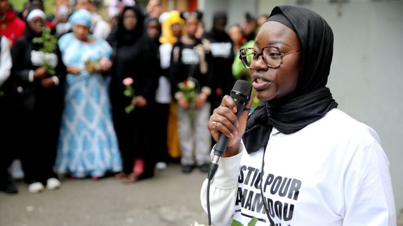 Assetou Cissé prononce un discours lors d'une journée en hommage à son frère Mahamadou Cissé, tué par balle en décembre 2022, dans le quartier de la Ronde Couture à Charleville-Mézières, dans le nord de la France, le 20 mai 2023. (Photo FRANCOIS NASCIMBENI/AFP via Getty Images)