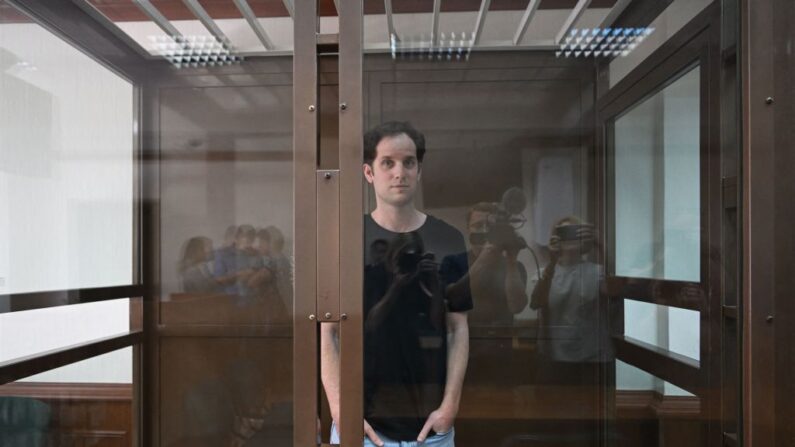 Le journaliste américain Evan Gershkovich arrêté pour espionnage, se tient à l'intérieur de la cage des accusés avant une audience pour examiner un appel sur sa détention prolongée au tribunal de la ville de Moscou, le 22 juin 2023. (Photo NATALIA KOLESNIKOVA/AFP via Getty Images)