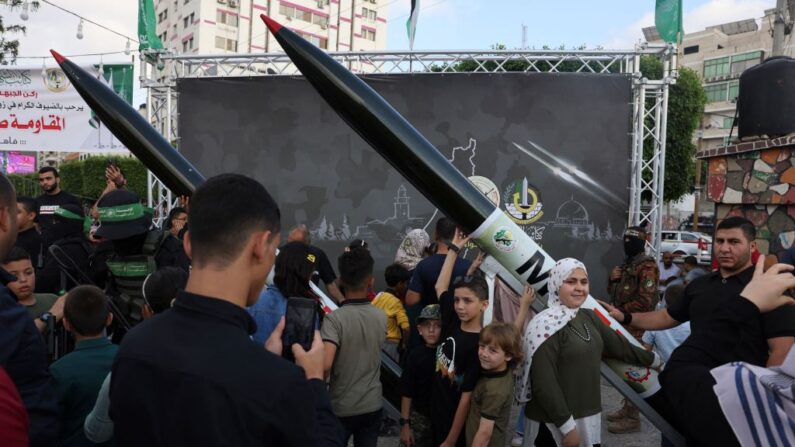 Photo souvenir avec un lanceur RPG lors d'une exposition des Brigades Ezzedine al-Qassam, l'aile militaire du mouvement palestinien Hamas dans la ville de Gaza le 30 juin 2023. (Photo MOHAMMED ABED/AFP via Getty Images)