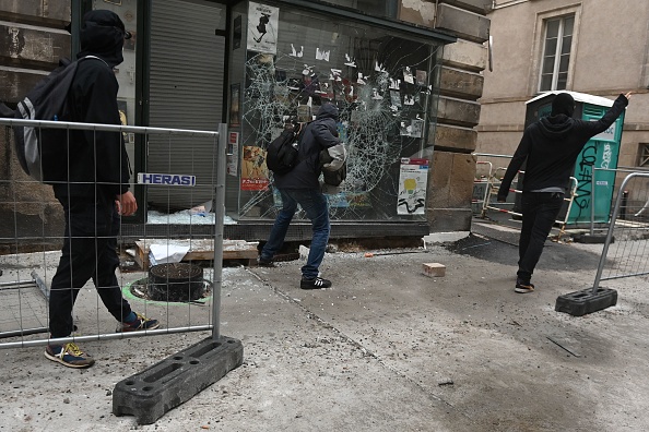 Des manifestants brisent la vitrine de la librairie Dobrée, lors de manifestations à Nantes, le 30 juin 2023.  (SEBASTIEN SALOM-GOMIS/AFP via Getty Images)