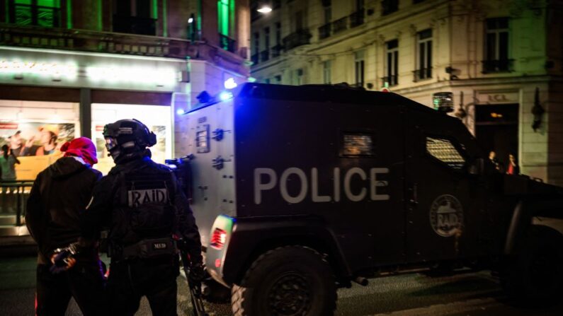 Des policiers du RAID arrêtent un homme lors d'affrontements avec la police dans les rues de Lyon le 30 juin 2023, trois jours après qu'un jeune homme de 17 ans a été tué par un policier le 27 juin 2022. (Photo JEFF PACHOUD/AFP via Getty Images)