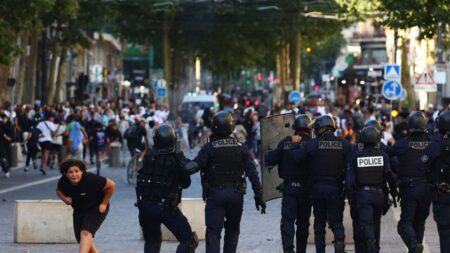 «Il faut que toutes les mamans sortent»: des mères de Neuilly-sur-Marne décident de discuter avec les émeutiers