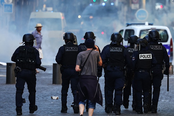 Des policiers tentent de disperser des manifestants, lors d'une manifestation contre la police à Marseille, le 1er juillet 2023.   (CLEMENT MAHOUDEAU/AFP via Getty Images)
