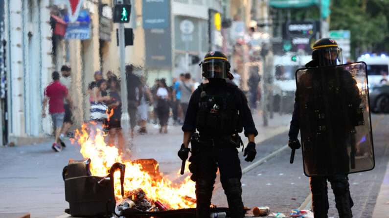 Policiers à Marseille lors des émeutes, le 1er juillet 2023. (Photo : CLEMENT MAHOUDEAU/AFP via Getty Images)