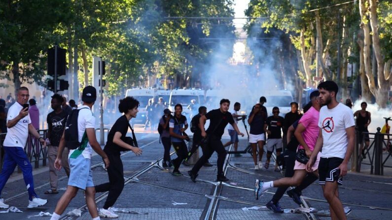 Des émeutiers fuient des grenades lacrymogènes lancées lors d'affrontements avec la police à Marseille, le 1er juillet 2023. (Crédit photo CLEMENT MAHOUDEAU/AFP via Getty Images)