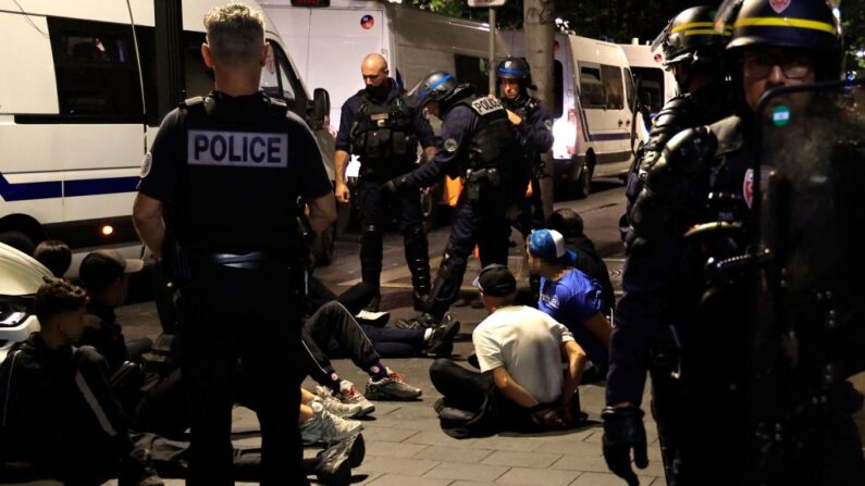 Des policiers ont arrêté des suspects dans une rue de Nice, le 1er juillet 2023, lors de la cinquième nuit d'émeutes qui a suivi l'assassinat d'un adolescent dans la banlieue parisienne de Nanterre, le 27 juin. (Photo : VALERY HACHE/AFP via Getty Images)