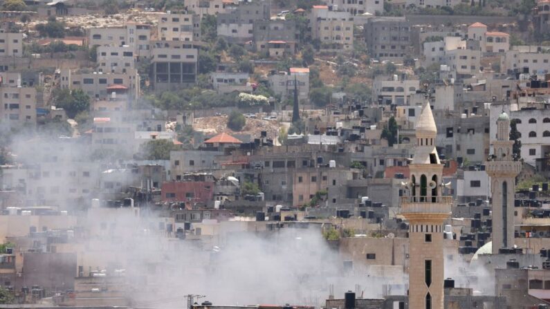 Des volutes de fumée se dégagent lors d'une opération militaire israélienne dans la ville de Jénine en Cisjordanie occupée, le 3 juillet 2023. (Photo RONALDO SCHEMIDT/AFP via Getty Images)
