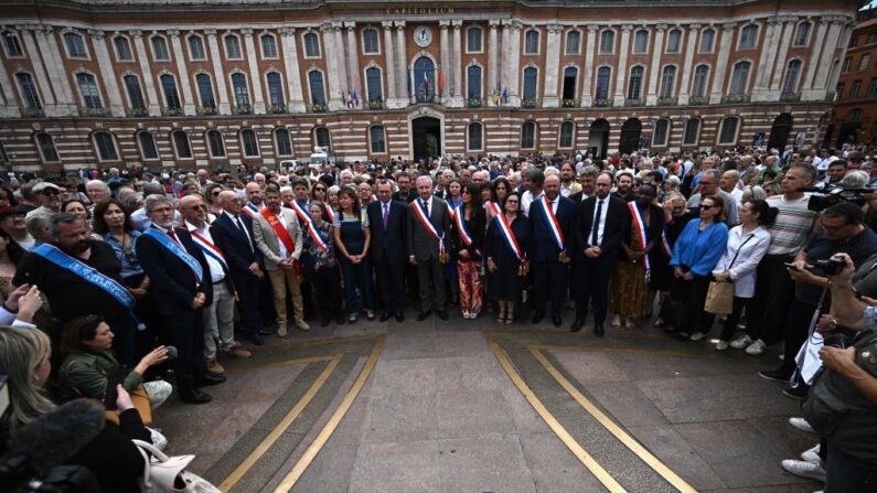 Le maire de Toulouse Jean-Luc Moudenc (au c.) pose avec des participants lors d'une action nationale à Toulouse, dans le sud de la France, le 3 juillet 2023. (Photo LIONEL BONAVENTURE/AFP via Getty Images)