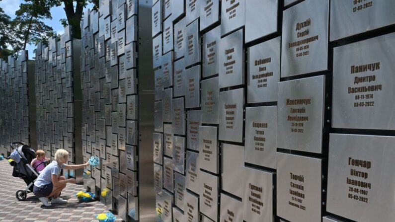 Mémorial récemment inauguré comprenant 501 plaques portant les noms de civils locaux identifiés tués par les troupes russes pendant leur occupation de Bucha, au nord de Kiev, le 3 juillet 2023. (Photo SERGEI SUPINSKY/AFP via Getty Images)