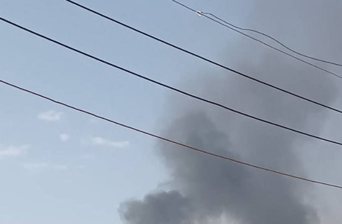 Cette photo prise au nord de Khartoum, montre des volutes de fumée à Omdurman, le 3 juillet 2023. (Photo AFP via Getty Images)