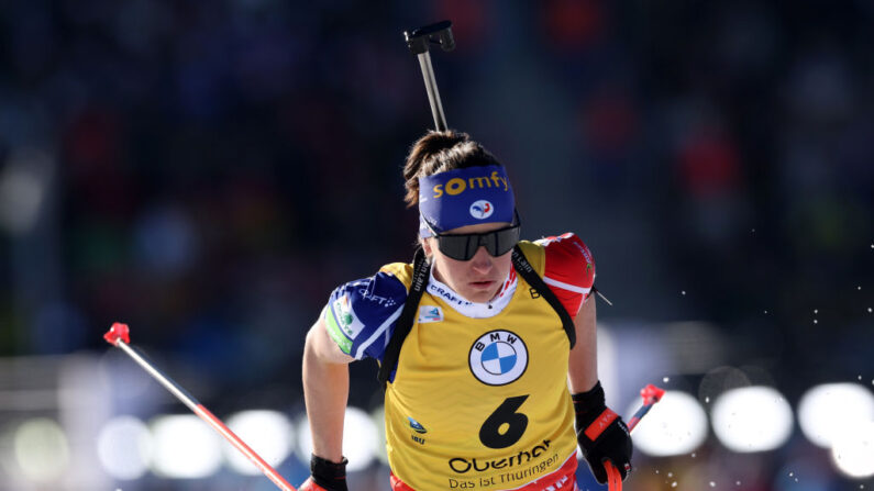 Julia Simon participe à l'épreuve individuelle du 15 km féminin aux Championnats du monde IBU de biathlon d'Oberhof le 15 février 2023, en Allemagne. (Photo Alexander Hassenstein/Getty Images)