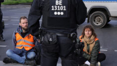 Allemagne: des secouristes tentent de décoller sa main du bitume, le militant écologiste hurle de douleur