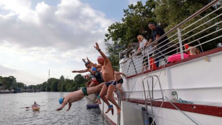 « J’ai hâte de nager dans la Seine! »: sous les yeux médusés des parisiens, des amateurs se préparent aux JO 2024