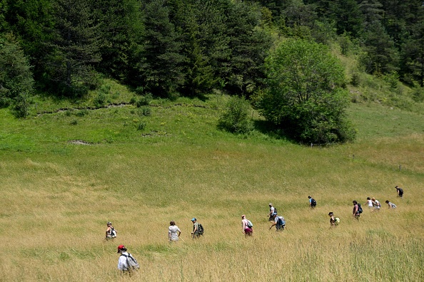 Des bénévoles participent à une opération de recherche d'Emile, deux ans et demi, porté disparu depuis deux jours, le 10 juillet 2023 dans le village du Vernet, dans les Alpes du Sud françaises.   (NICOLAS TUCAT/AFP via Getty Images)