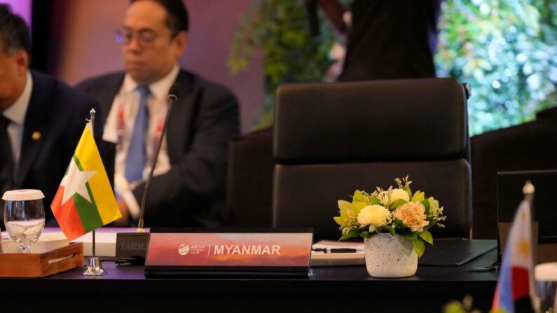 Le siège vide réservé à la délégation birmane lors de la réunion des ministres des Affaires étrangères de l'Association des nations de l'Asie du Sud-Est (ASEAN) à Jakarta, en Indonésie, le 11 juillet 2023. (Photo ACHMAD IBRAHIM/POOL/AFP via Getty Images)