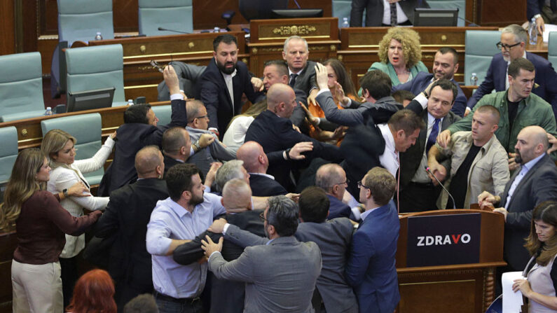 Les législateurs de l'opposition du Kosovo se heurtent aux membres du gouvernement au parlement du Kosovo le 13 juillet 2023, lors d'un débat houleux sur les mesures visant à désamorcer les tensions dans les enclaves serbes rétives du nord. (Photo -/AFP via Getty Images)