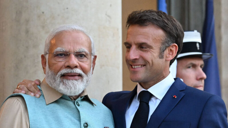 Emmanuel Macron et le Premier ministre indien Narendra Modi, le 13 juillet 2023. (Photo EMMANUEL DUNAND/AFP via Getty Images)