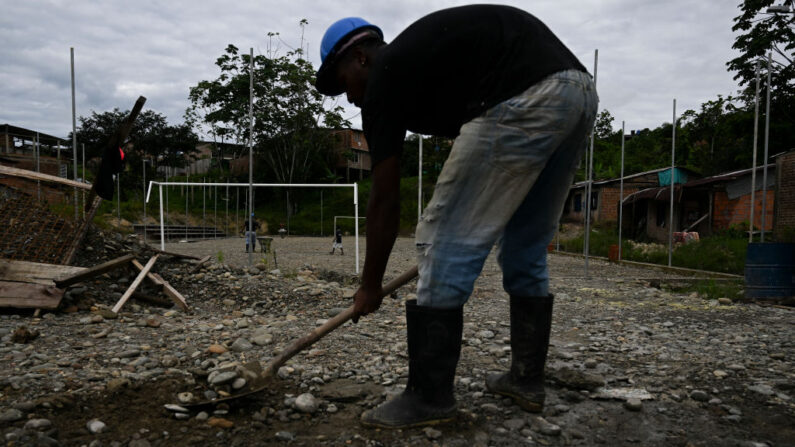 Des jeunes du groupe armé Shottas ont rejoint un processus de paix urbain « sans précédent » dans le port colombien de Buenaventura. Les dialogues avancent timidement et ils demandent un « investissement social pour maintenir la trêve. (Photo JOAQUIN SARMIENTO/AFP via Getty Images)
