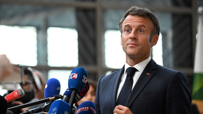 Le président Emmanuel Macron s'adresse à la presse après avoir assisté à la session plénière d'un sommet de l'Union européenne et de la Communauté des États d'Amérique latine et des Caraïbes (UE-CELAC) à Bruxelles, le 18 juillet 2023. (Photo : EMMANUEL DUNAND/AFP via Getty Images)